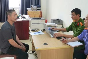 Khởi tố đối tượng dùng búa chống người thi hành công vụ