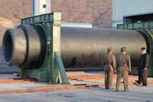 Lãnh đạo Triều Tiên giám sát thử động cơ tên lửa nhiên liệu rắn lực đẩy cao