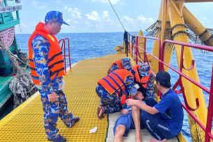 Nhà giàn DK 1/11 kịp thời cấp cứu ngư dân gặp nạn trên biển