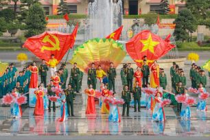 Gần 3.000 cán bộ, chiến sĩ lực lượng vũ trang Quân khu 7 đồng diễn chào mừng các ngày lễ lớn