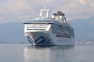 Tàu Coral Princess đưa 1.800 du khách đến Khánh Hòa
