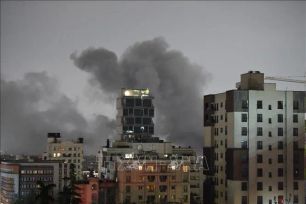 Iran bác đề xuất ngừng bắn, Mỹ cảnh báo rắn