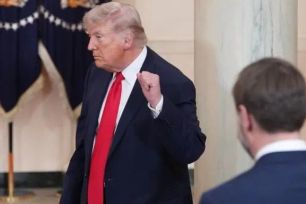 Tổng thống Mỹ dọa “đưa Iran về thời đồ đá”