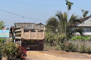 Quảng Ngãi: Dân khổ sở vì xe tải chở đất gây ô nhiễm môi trường