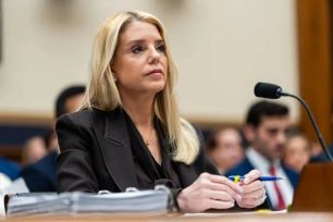 Tổng thống Donald Trump sa thải Bộ trưởng Bộ Tư pháp