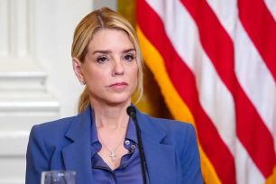 Tổng thống Donald Trump sa thải Bộ trưởng Tư pháp