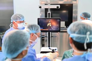 Lần đầu tiên miền Trung, robot tích hợp trí tuệ nhân tạo được ứng dụng trong phẫu thuật thay khớp gối