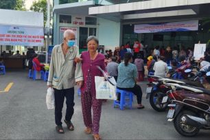 Đông đảo người dân đến các điểm chăm sóc sức khỏe miễn phí