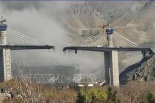 Mỹ, Israel dồn dập không kích Iran trước 'giờ G' Hormuz