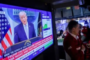 Giá dầu giảm, chứng khoán tăng sau tuyên bố ngừng bắn của Tổng thống Mỹ