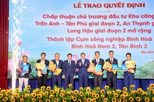 Tây Ninh trao quyết định đầu tư 3 khu công nghiệp, thành lập 3 cụm công nghiệp