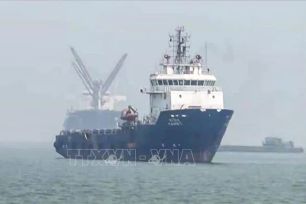 Eo biển Hormuz 'mở cửa' trở lại, tàu thuyền bắt đầu lưu thông