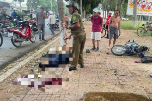 Đắk Lắk: Xe máy chở 3 tông vào gốc cây, 2 người tử vong