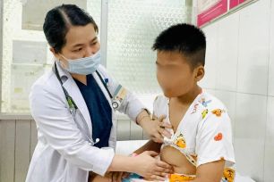 Vụ hàng loạt học sinh TPHCM nghi ngộ độc: Ca bệnh vẫn tăng cao 