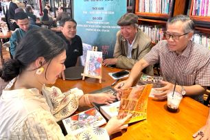 Nhà văn Phạm Công Luận ký tặng độc giả tại Đường sách TPHCM