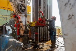 Mỹ và Iran tiếp tục đối thoại, giá dầu giảm