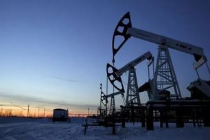 Giá dầu tăng mạnh, Brent vượt ngưỡng 99 USD/thùng