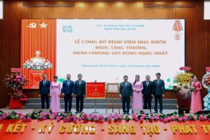 Bệnh viện Ung bướu TPHCM đón nhận Huân chương Lao động Hạng Nhất