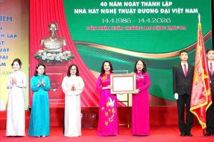 Nhà hát 40 năm tuổi bên Hồ Gươm đón Huân chương Lao động hạng Ba