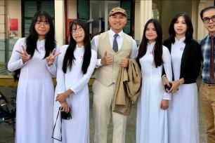 Giải mã lịch sử bằng tri thức và cảm xúc