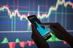 VN Index chạm 1.800 điểm trong tình trạng 'xanh vỏ, đỏ lòng'