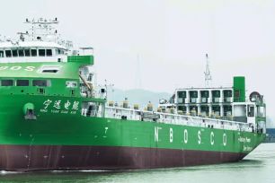 Trung Quốc đưa vào hoạt động tàu container chạy điện lớn nhất thế giới