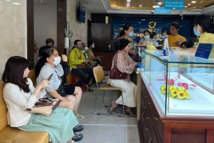Vàng trong nước 'ngược chiều' thế giới, thu hẹp chênh lệch