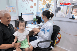 TPHCM: Đông đảo phụ huynh đưa trẻ đi khám tầm soát bệnh miễn phí