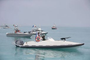 Iran tái phong tỏa eo Hormuz, 2 tàu thương mại bị tấn công