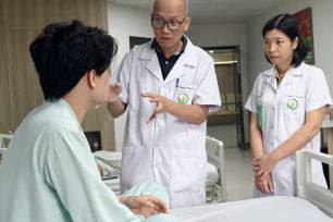 Ca phẫu thuật giữ được thị giác cho thanh niên bị đôi đũa cắm sâu 2 mắt