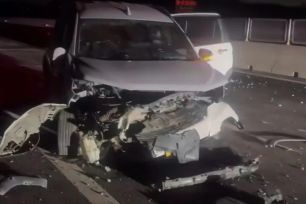 Ô tô tông khối bê tông trên cao tốc chưa khai thác, 3 người bị thương