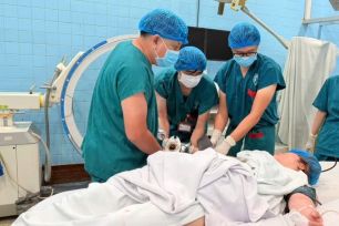 Khoảnh khắc bác sĩ cứu bàn tay người bệnh khỏi máy xay thịt