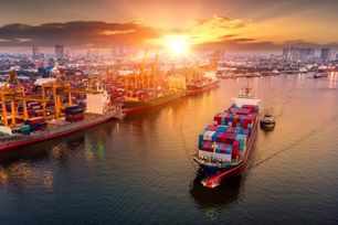 Nhập khẩu tăng mạnh, cán cân thương mại đảo chiều thâm hụt