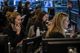 Rủi ro Trung Đông lấn át kỳ vọng lợi nhuận, Phố Wall mất điểm 