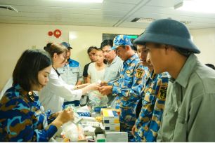 Khen thưởng các y, bác sĩ TPHCM vừa hoàn thành nhiệm vụ tại Trường Sa