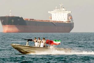 Iran nổ súng vào tàu thương mại, bác đàm phán với Mỹ