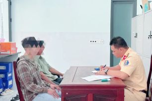 Tịch thu xe máy bốc đầu khi chờ đèn đỏ