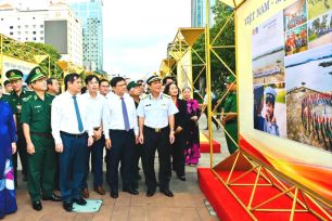 Khai mạc triển lãm ảnh “Việt Nam - Một dải non sông” và “TPHCM vang mãi khúc khải hoàn”