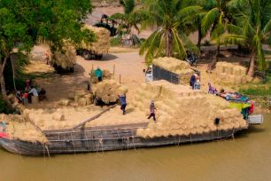 Nhộn nhịp chợ rơm 'độc nhất' miền Tây 