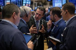 Phố Wall mất đà tăng khi giá dầu vọt lên 107 USD