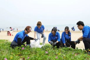 Hàng trăm tình nguyện viên chung tay làm sạch bờ biển Đà Nẵng
