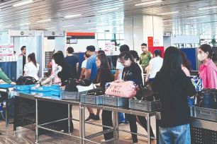 Du khách đổ về các điểm du lịch, giao thông ùn tắc 