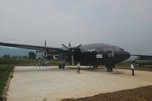 “Toa xe bay” C-119 tạo điểm nhấn hút khách tham quan sân bay Tà Cơn