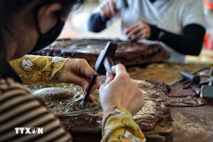 Vang danh làng nghề chạm bạc Đồng Xâm 600 năm tuổi