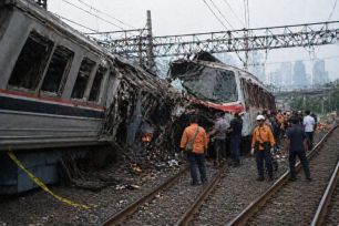 2 đoàn tàu tông nhau ở Indonesia, ít nhất 5 người thiệt mạng