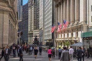 Cổ phiếu bán dẫn bị bán tháo, Phố Wall quay đầu giảm