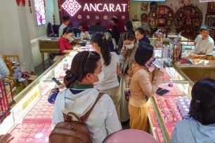 Sáng 29-4, giá vàng giảm thêm 1,5 triệu đồng/lượng