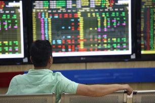 VN Index điều chỉnh trước kỳ nghỉ lễ 