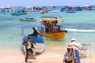 Du lịch dịp lễ "tăng nhiệt", nhiều nơi kín phòng