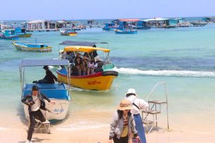 Du lịch dịp lễ 'tăng nhiệt', nhiều nơi kín phòng